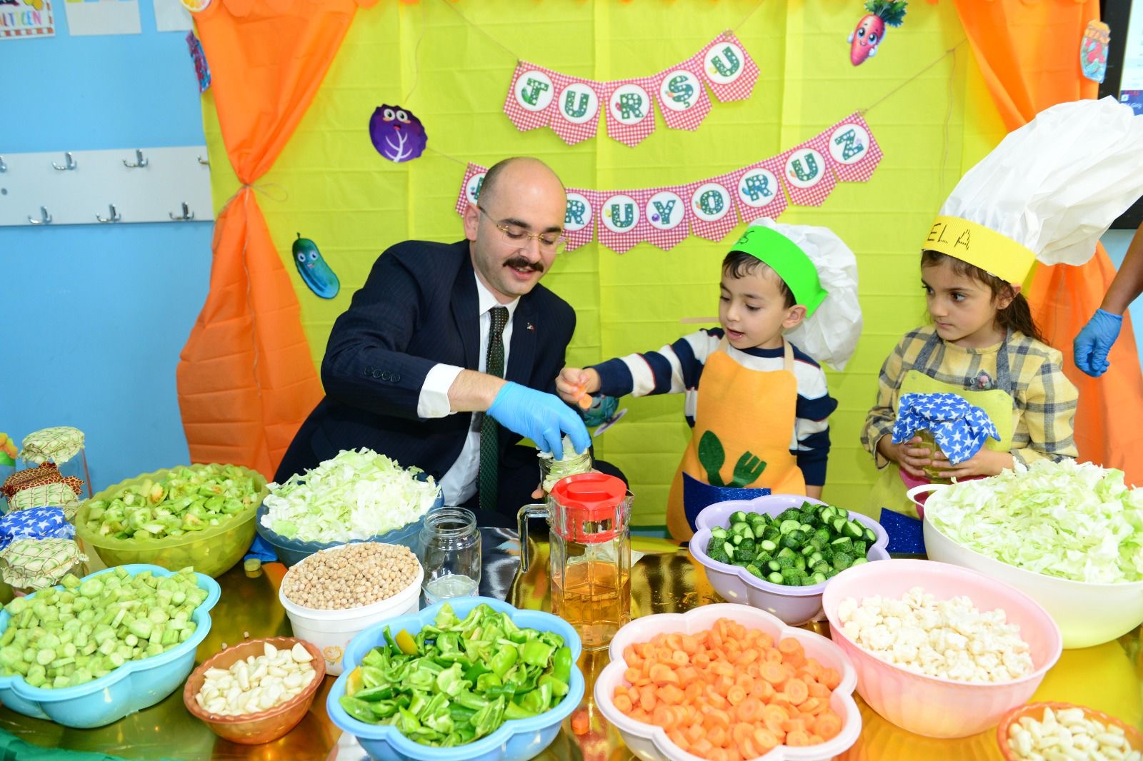 Kaymakam Çocuklarla Turşu Kurdu