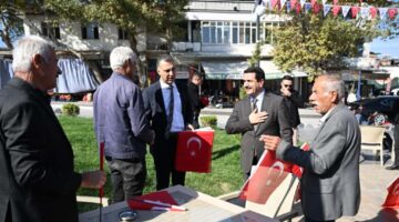 Battalgazi’de Cumhuriyet Coşkusu: Başkan Taşkın Vatandaşlara Türk Bayrağı Hediye Etti