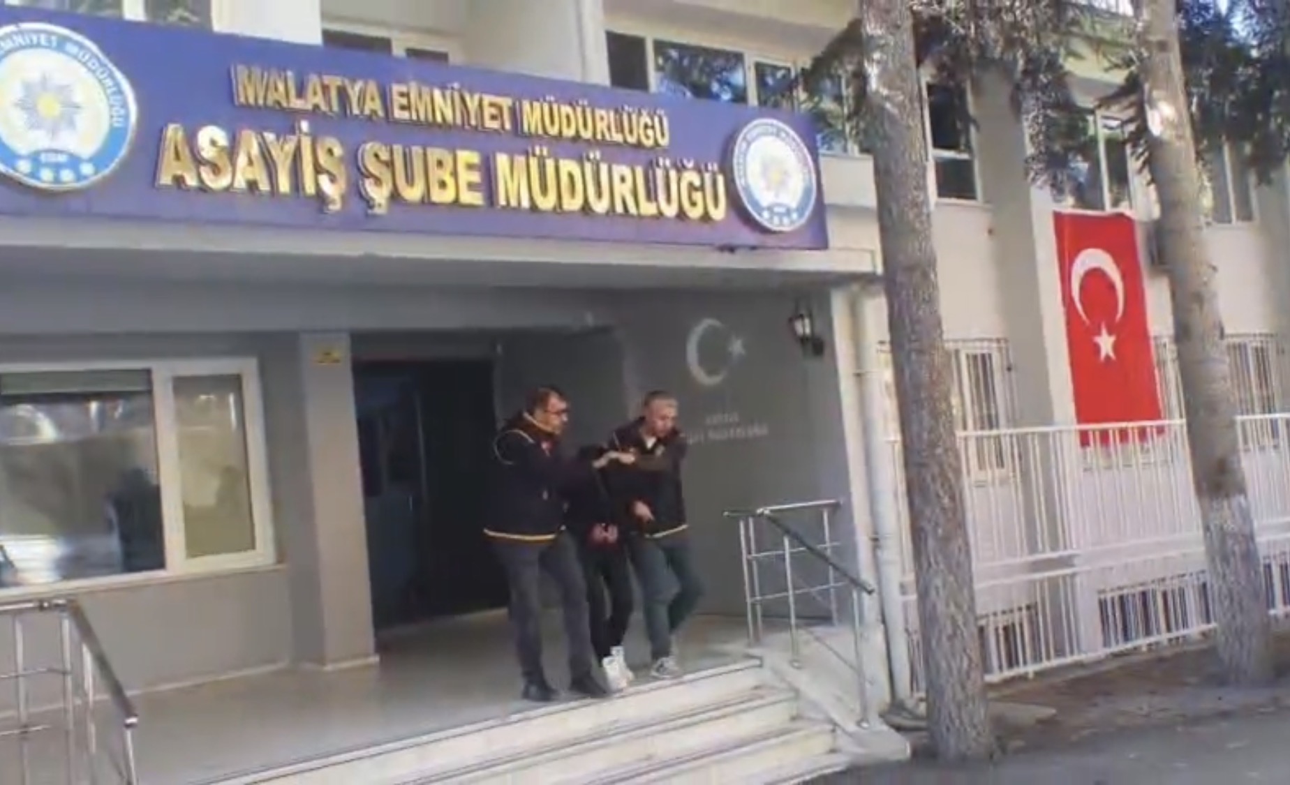 Polis Rolü Oynadı, Gerçek Polisten Kaçamadı!