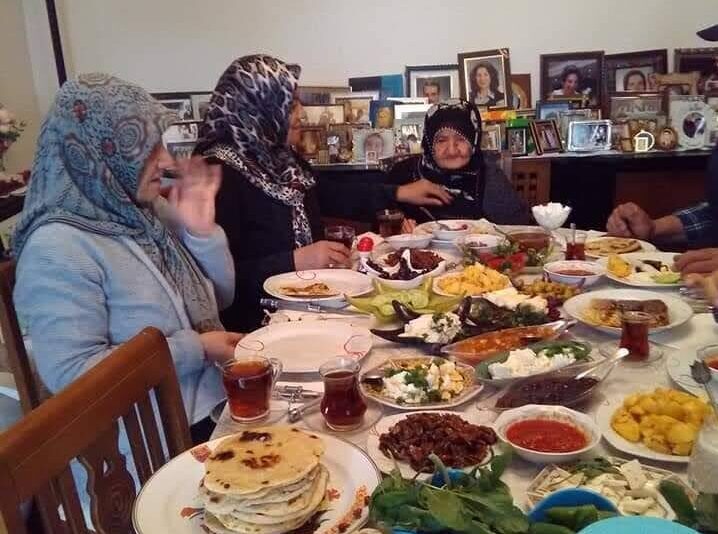 “Kız anadan görür sofra düzmeyi, Oğlan babadan görür oba gezmeyi.”( Yazar-Nermin Yılmaz Akbalaban Yazdı )